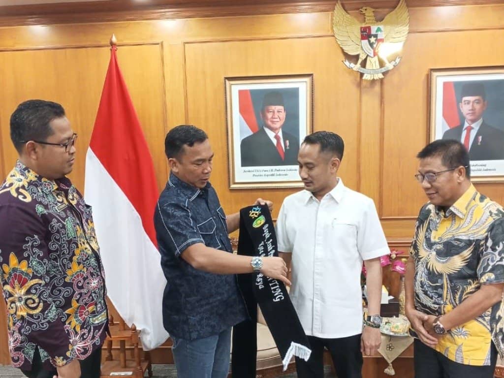 FOTO Ist.: Wali Kota Palangka Raya Fairid Naparin saat menerima selempang Bapak Program Genting dari Menteri Wihaji