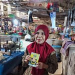 Figur Dekat dengan Rakyat, Rombongan Razak Disambut Hangat Para Pedagang Pasar Kahayan IMG-20240912-WA0034