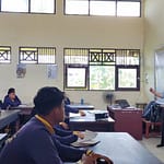 Pengabdian kepada Masyarakat, Tim PDPPM FT UPR Berikan Edukasi Pengolahan Data Geoteknik bagi Siswa Kelas XII di SMKN-4 Palangkaraya WhatsApp Image 2024-10-08 at 16.52.37