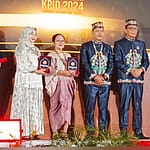Malam Anugerah KPID 2024, Sejumlah Tokoh dan Kepala Daerah Terima Penganugerahan Khusus dari KPID Kalteng WhatsApp Image 2024-11-17 at 03.24.08