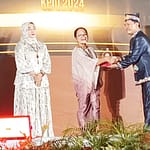 Tokoh Perempuan Peduli Penyiaran, Titik Sundari Terima Penganugerahan dari KPID Kalteng 2024 WhatsApp Image 2024-11-17 at 12.03.09