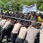 Ratusan Massa Geruduk DPRD Kalteng, Tuntut Penolakan RUU TNI WhatsApp Image 2025-03-24 at 22.03.09 (2)