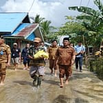 Wabup Barsel Tinjau Lokasi Banjir, Pastikan Distribusi Bantuan Tersalur Merata 22042025125435_0