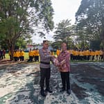 Universitas Palangka Raya Gelar Upacara Hardiknas, Rektor Bacakan Amanat Menteri dan Terima Buku Karya Wakapolda WhatsApp Image 2025-05-02 at 11.46.44 (3)
