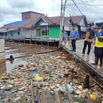 DLH Palangka Raya Bersihkan Sampah Sungai di Kawasan Puntun ae1c7796-6fed-40a3-bd7c-99844b0c9e0e-768×576