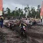 Ribuan Penonton Saksikan Kejurprov Grasstrack Bupati Cup di Barsel image
