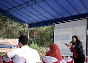 Tim Pengabdian DRTPM BIMA UPR Ajarkan Produk Madu Kelulut ke Warga Desa Bahu Palawa