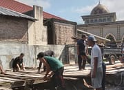 Pemprov Kalteng Bersama TNI AL dan Warga Gotong Royong Perbaiki Jembatan Pelabuhan Kumai