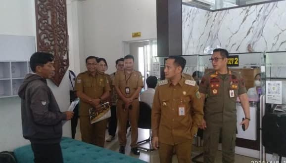 Fairid Naparin Tinjau Layanan Disdukcapil, Pastikan Pelayanan Cepat dan Tanpa Pungli