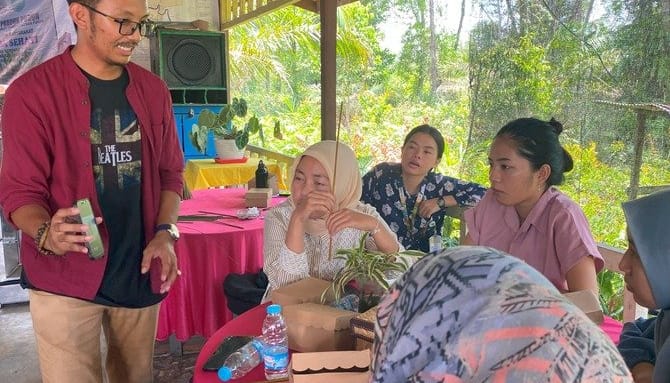 Jangkau Pasar Global, Dosen UPR Berikan Edukasi Produk Olahan Purun ke Warga Desa Tumbang Nusa