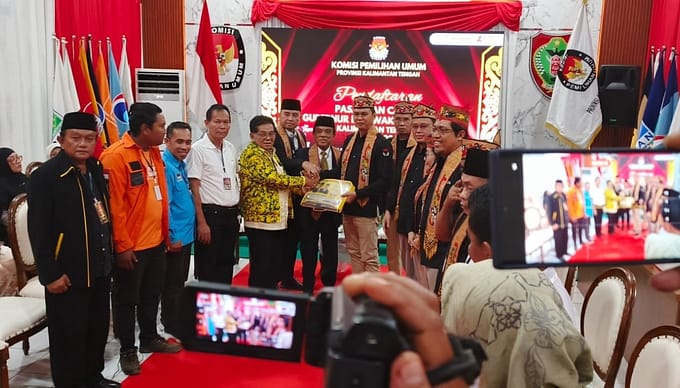 Maju di Pilkada 2024, Paslon Abdul Razak – Sri Suwanto Pendaftar Pertama di KPU Kalteng