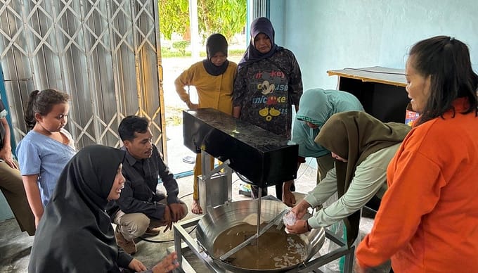 Tingkatkan Produktivitas Usaha Masyarakat, Tim Pengabdian Dosen UPR Berikan Edukasi Kewirausahaan Bebasis Industri dan Digital Marketing ke KWT Anyelir Bahalap