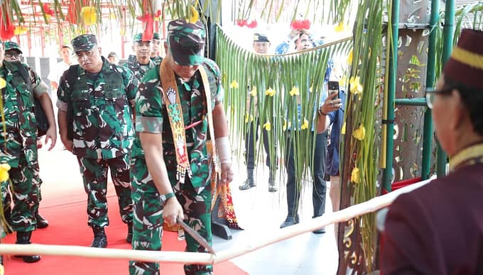Letjen Tandyo Apresiasi Sambutan Adat Masyarakat Dayak