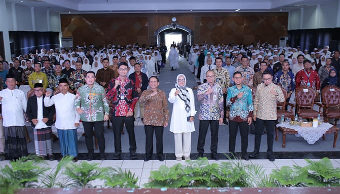 Tingkatkan Literasi dan Inklusi Keuangan Syariah, OJK Berikan Edukasi ke Santri di Daerah