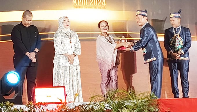 Tokoh Perempuan Peduli Penyiaran, Titik Sundari Terima Penganugerahan dari KPID Kalteng 2024