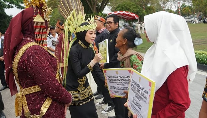 Pemko Palangka Raya Salurkan Bantuan Bedah Rumah Tahun 2025