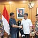 FOTO Ist.: Wali Kota Palangka Raya Fairid Naparin saat menerima selempang Bapak Program Genting dari Menteri Wihaji